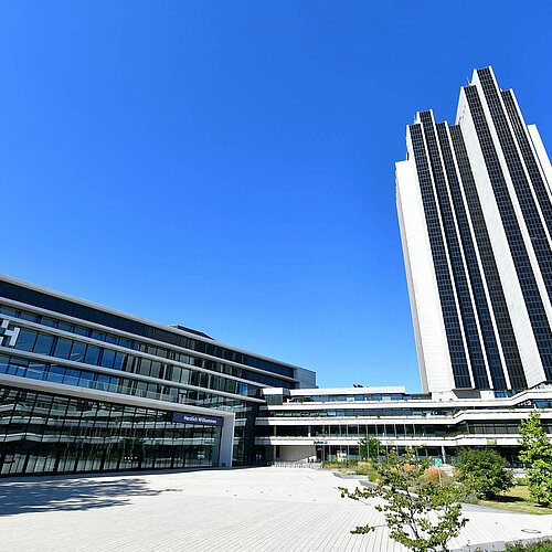 CCH - Congress Centre Hamburg | Exterior view with forecourt and Radisson Hotel