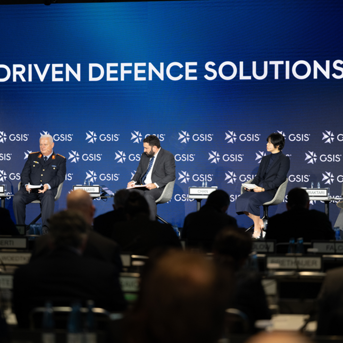 Podiumsdiskussion mit vier Personen auf der Bühne
