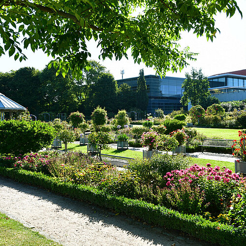 Side view of Planten un Blomen park with the CCH building in the background.