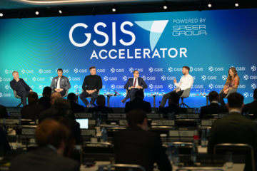 Podiumsdiskussion mit fünf Personen beim „GSIS Accelerator“-Event